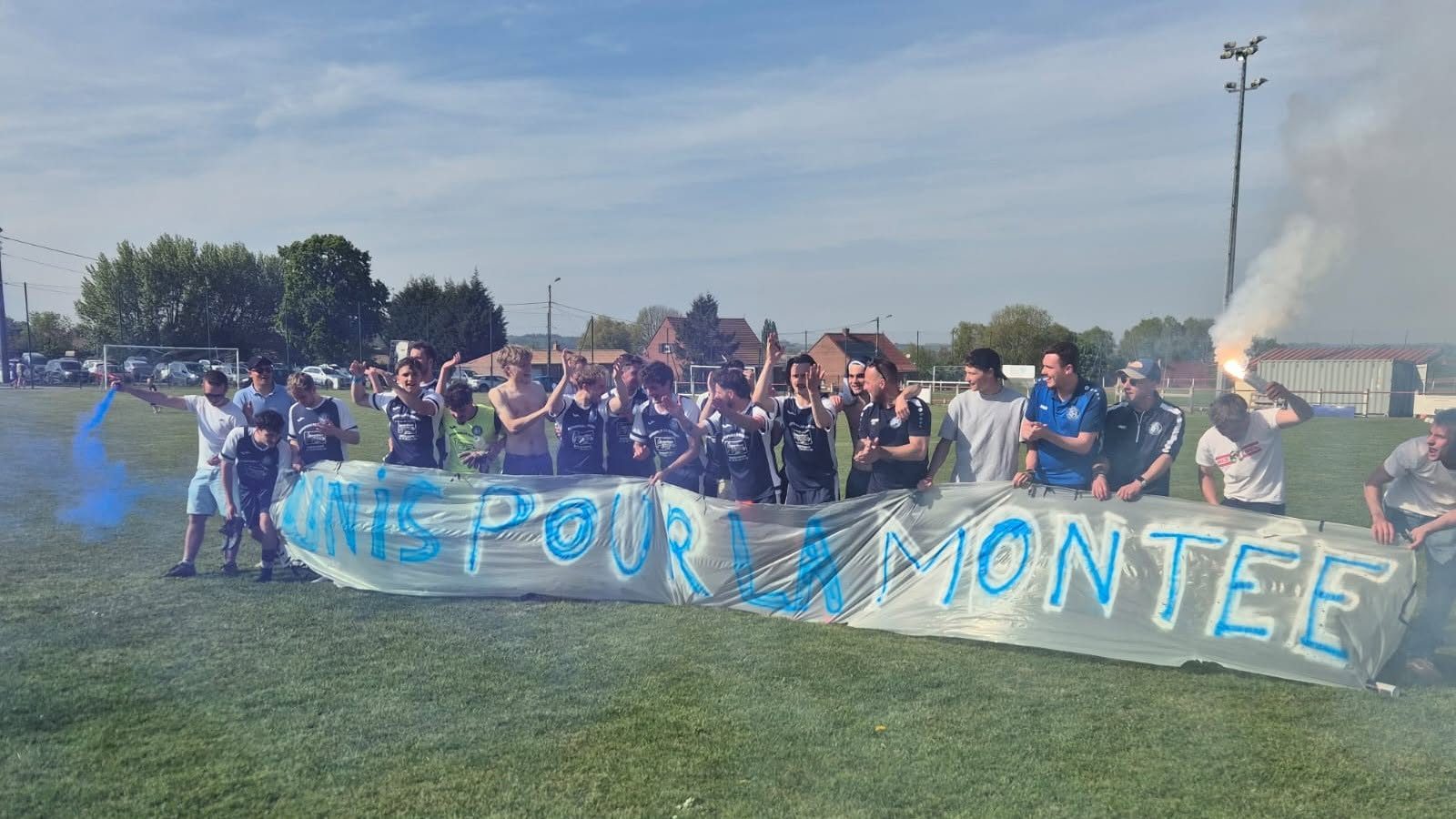 Joueurs et supporters de l'USMF derrière la banderole « Unis pour la montée »