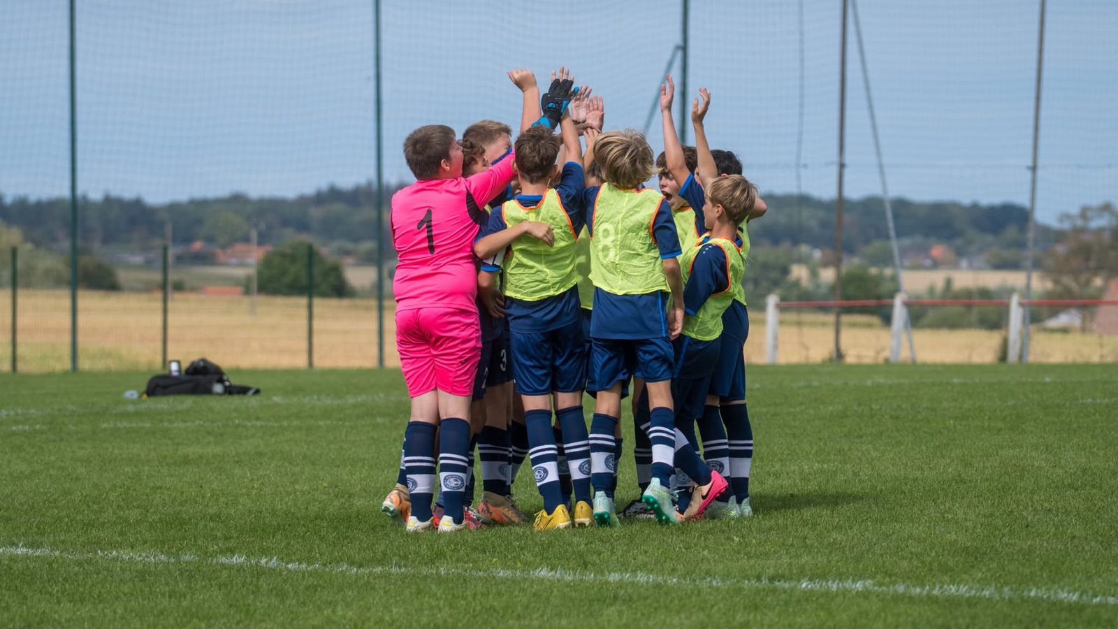 Les jeunes de l'USMF réunis en cercle, bras levés