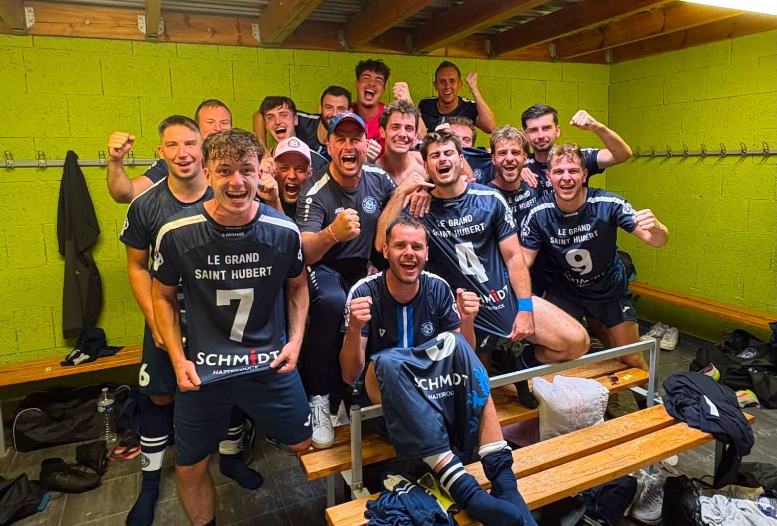 Une équipe seniors de l'USMF qui fête une victoire au vestiaire