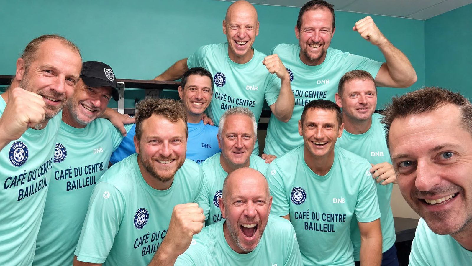 Les vétérans de l'USMF qui fêtent une victoire