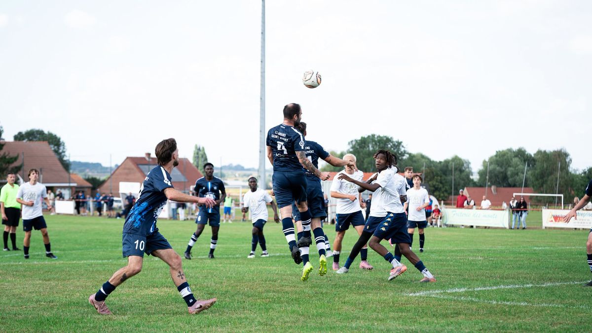 Duel aérien lors d'un match des seniors