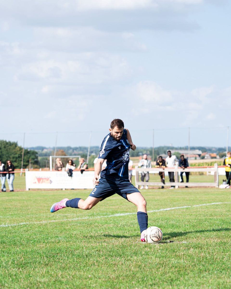 Un joueur de l'USMF frappe le ballon