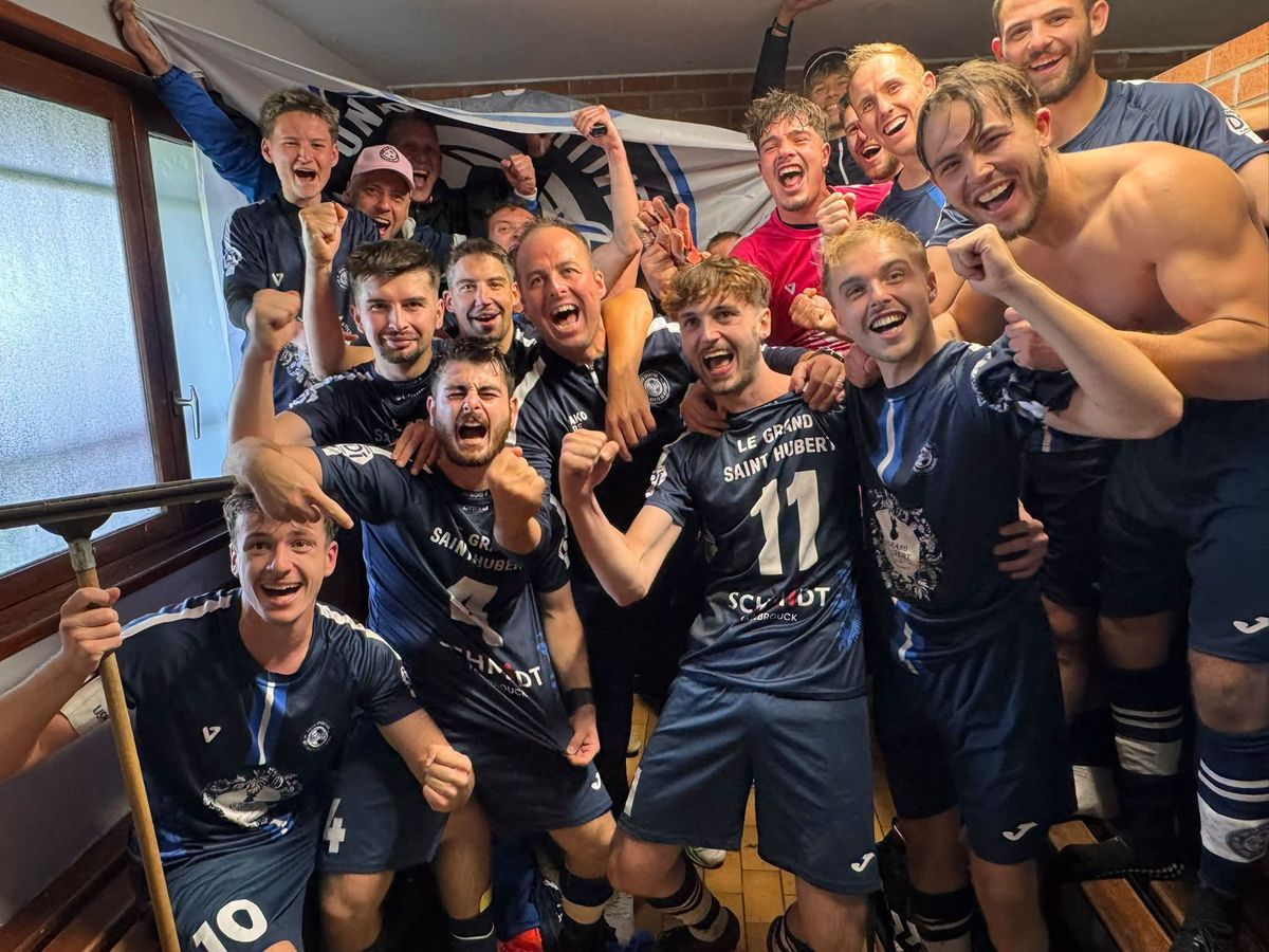 Les seniors fêtent une victoire au vestiaire
