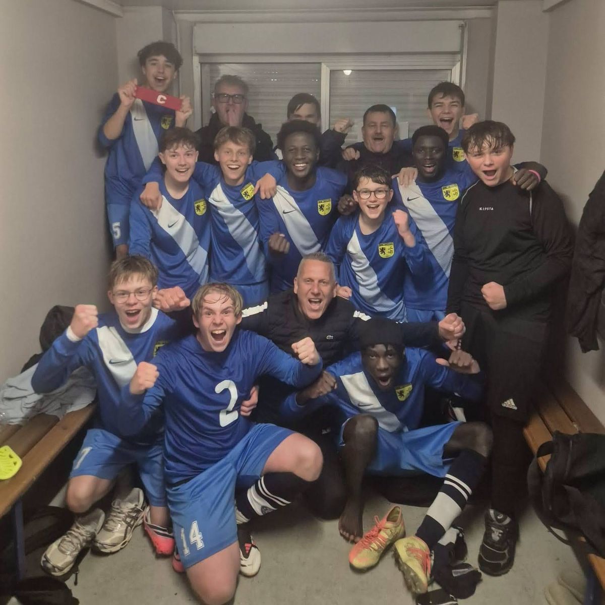 Des jeunes de l'USMF fêtent une victoire au vestiaire