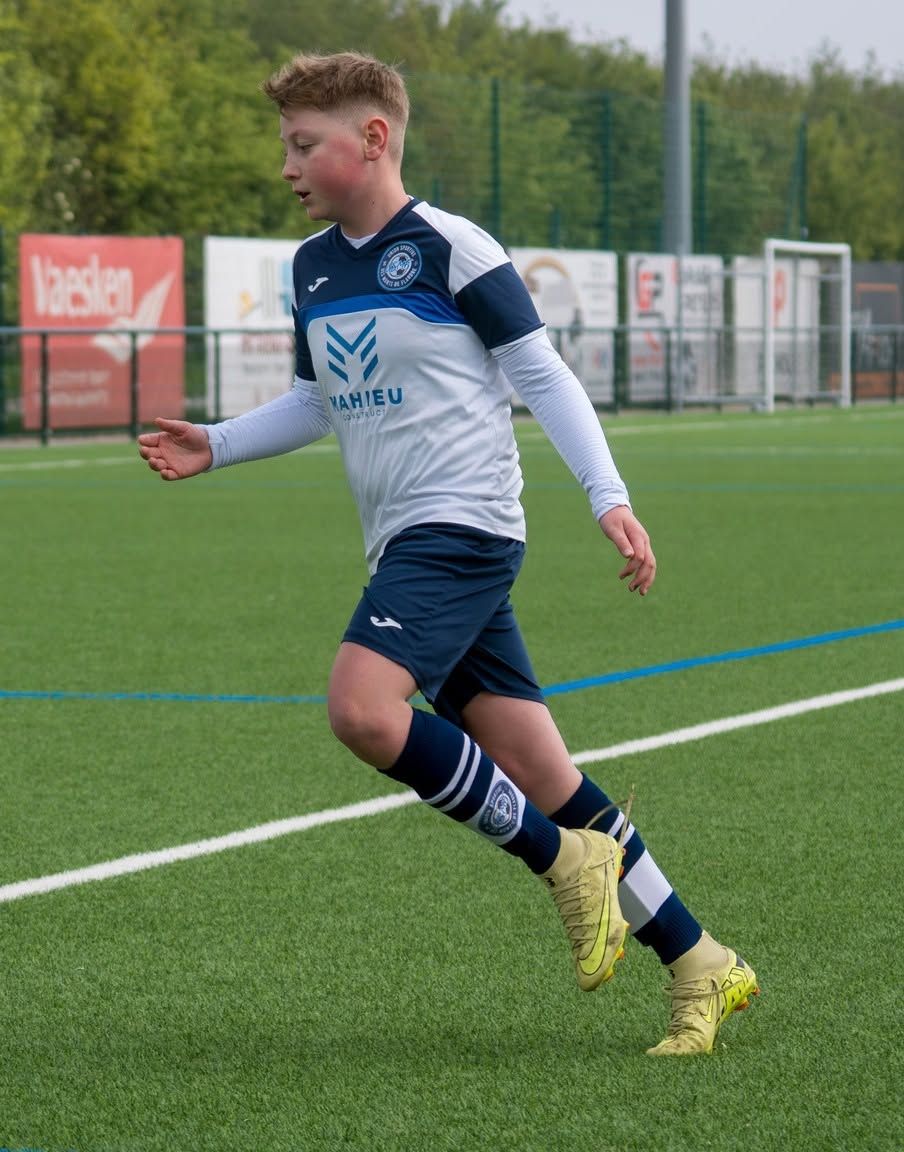Un jeune joueur de l'USMF conduit le ballon